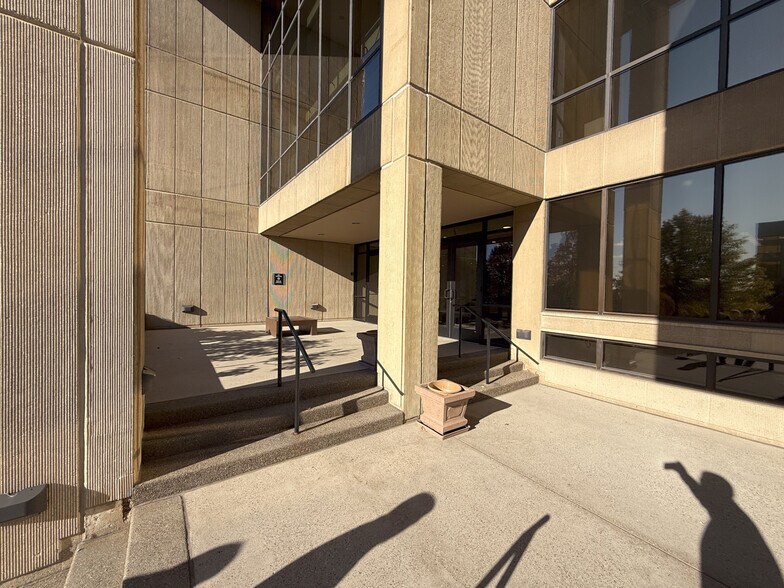 More Photos Of 730 Holiday Dr, Pittsburgh Office For Lease