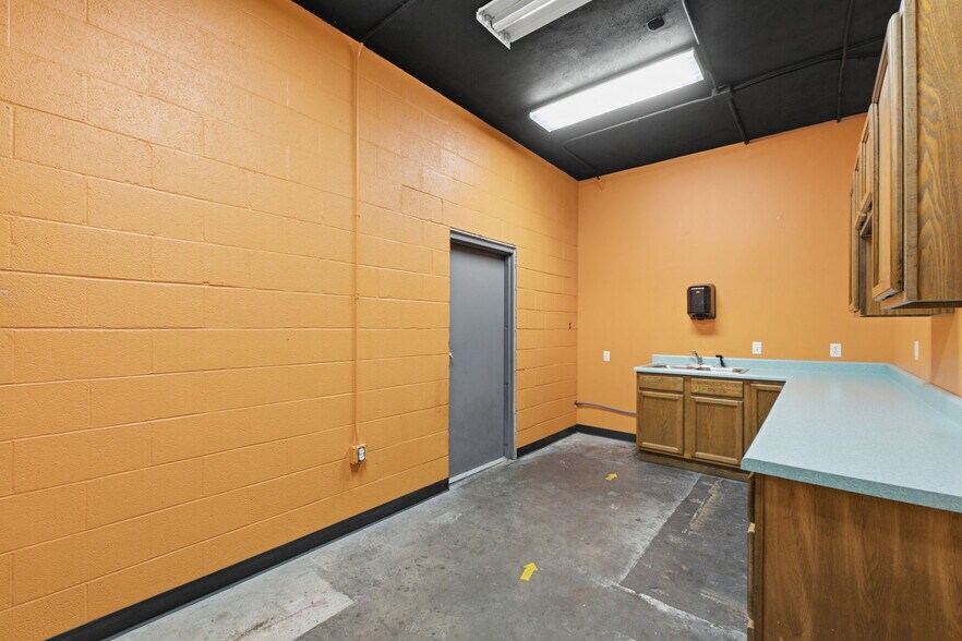 More Photos Of 1445 S Glenstone Ave, Springfield General Retail For Lease