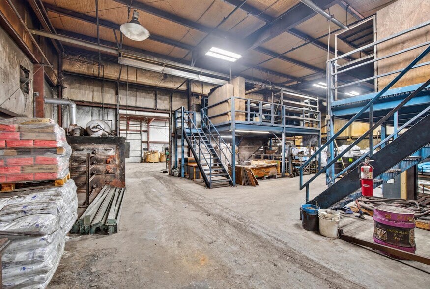 More Photos Of 211 Mill St, Springport Light Distribution For Sale