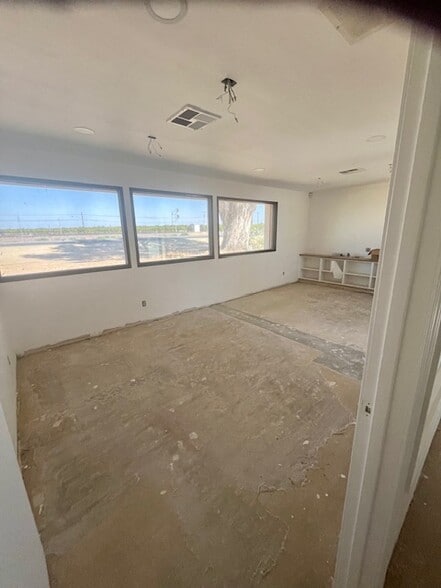 More Photos Of 1270 E Riverside St, Shafter Service For Sale