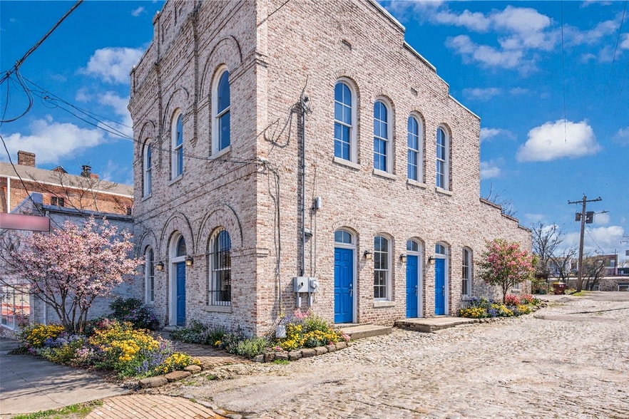 Primary Photo Of 124 W Bank St, Petersburg Storefront Retail Residential For Lease