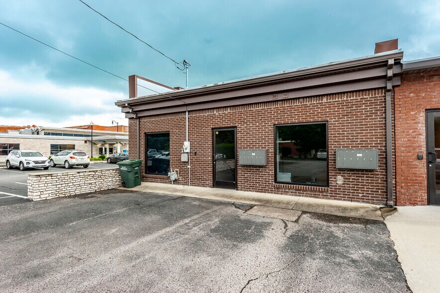 More Photos Of 717-719 S Main St, Springfield Storefront Retail Office For Lease