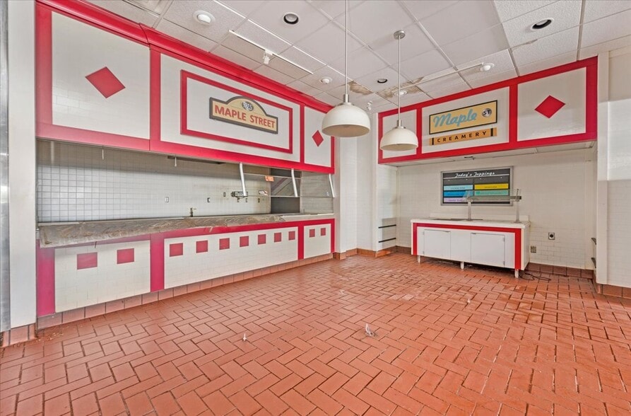 More Photos Of 3730-3780 N Blackstone Ave, Fresno Unknown For Lease