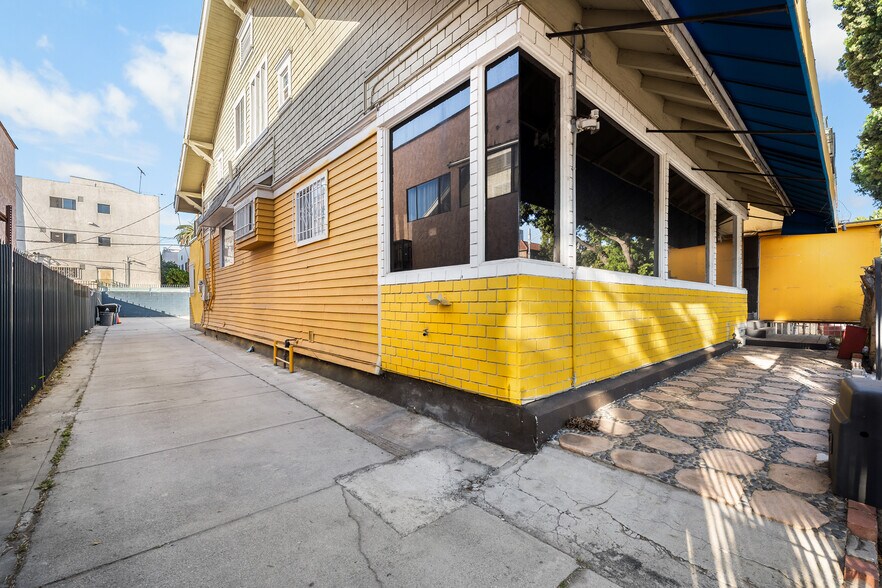 More Photos Of 2823 W 8th St, Los Angeles Office For Lease