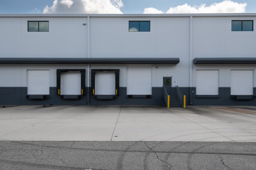 More Photos Of 460 Horizon Dr, Suwanee Warehouse For Lease