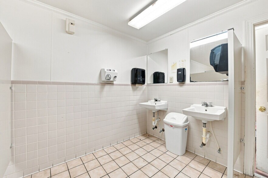 More Photos Of 346 W Jones St, Trenton Service Station For Lease