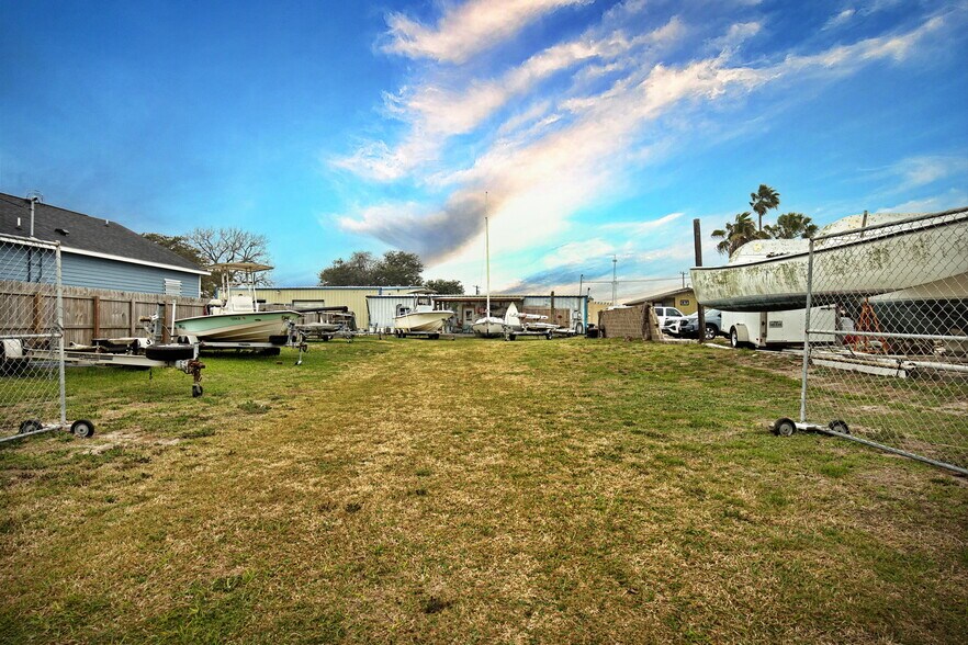 More Photos Of 206 Highway 35 S, Rockport Manufacturing For Sale