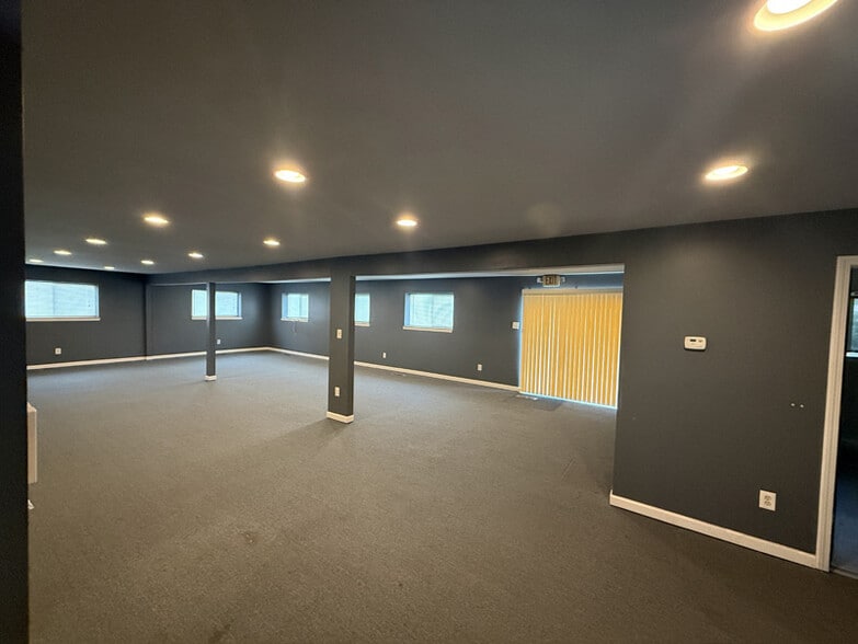 More Photos Of 35441-35453 Groesbeck Hwy, Clinton Township Warehouse For Lease