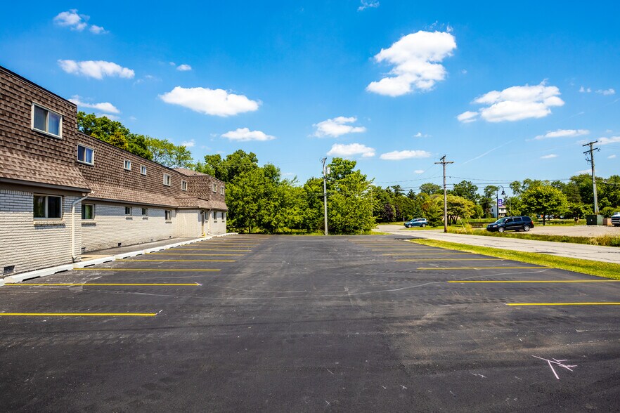 More Photos Of 2920-2932 Schroeder Blvd, Keego Harbor Apartments For Sale