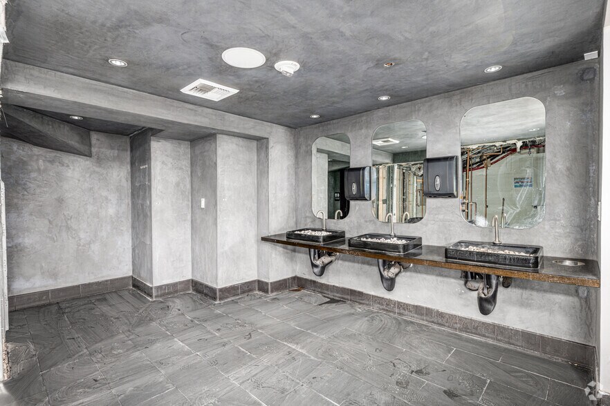 More Photos Of 701 W 7th St, Los Angeles Apartments For Lease