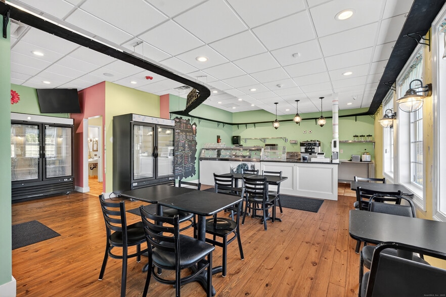 More Photos Of 742 Amity Rd, Bethany Freestanding For Sale