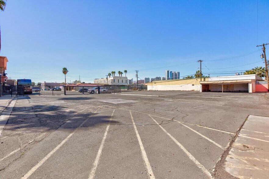 More Photos Of 872 E Sahara Ave, Las Vegas Medical For Lease
