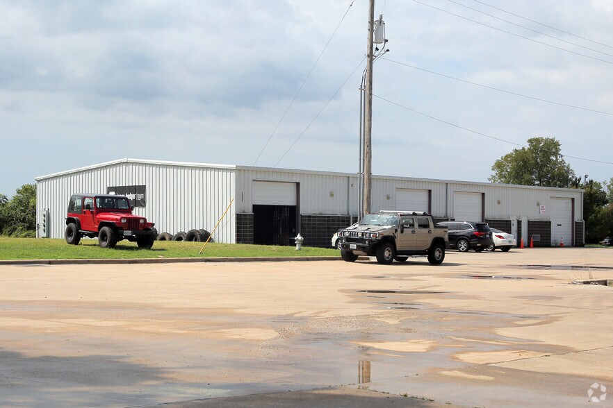 More Photos Of 2800 E 33rd Ter, Joplin Warehouse For Lease