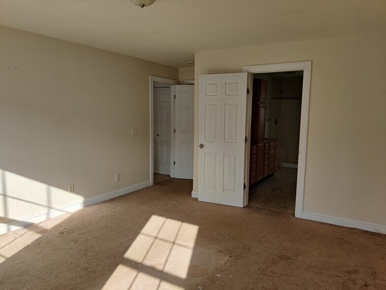More Photos Of 230 Rockingham Rd, Derry Self Storage For Lease