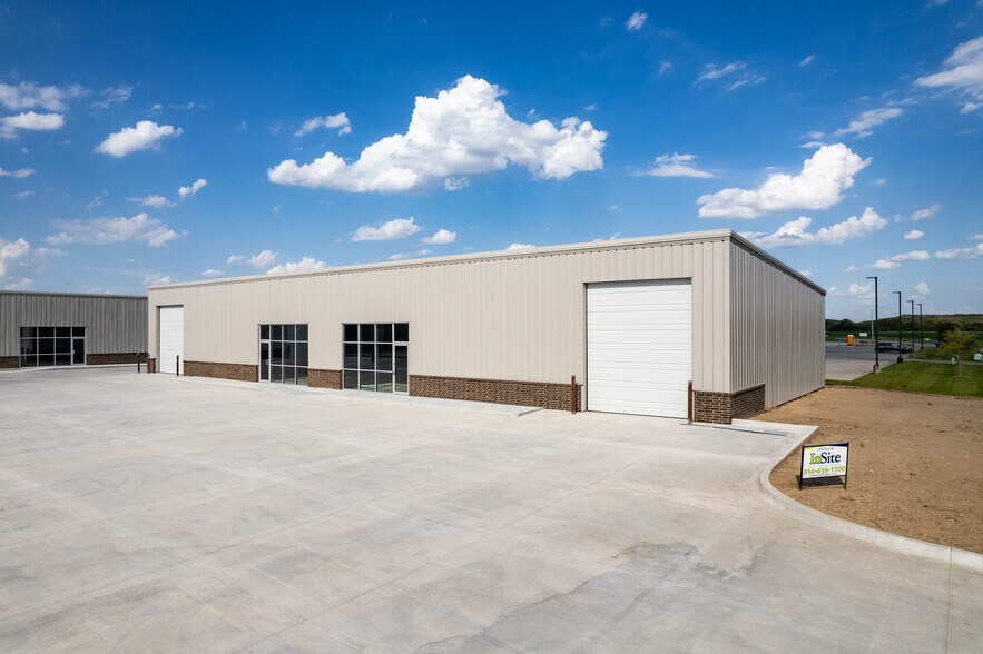 More Photos Of K-96 and Hoover, Wichita Flex For Lease