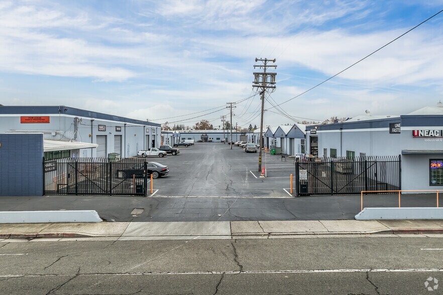 More Photos Of 7500 14th Ave, Sacramento Warehouse For Lease