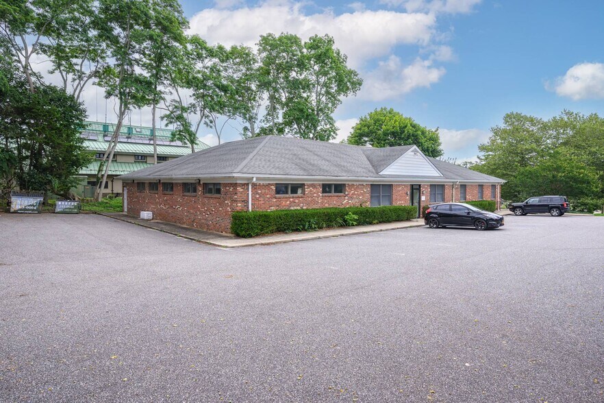 More Photos Of 135 Windmill Ln, Southampton Office For Sale