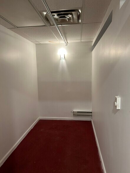 More Photos Of 595-597 Avenue of the Americas, New York Storefront Retail Residential For Lease