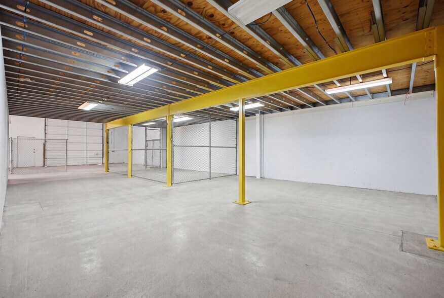 More Photos Of 2110 Mannix Dr, San Antonio Light Distribution For Sale
