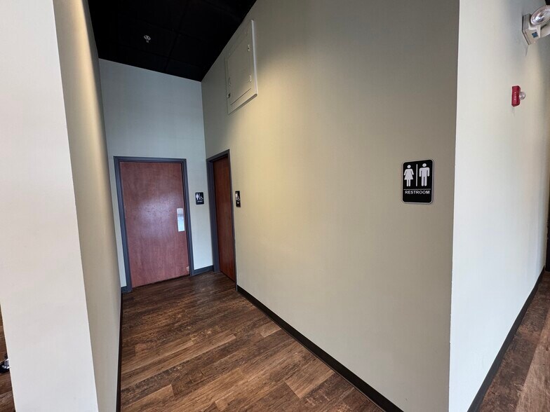 More Photos Of 2030 Main St, Batavia Freestanding For Lease