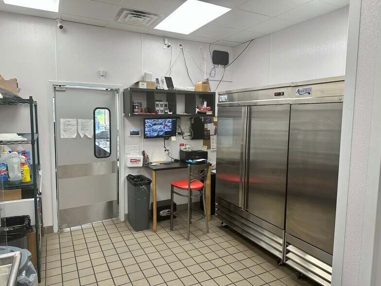 More Photos Of 391 Quill Dr, Dawsonville General Retail For Lease