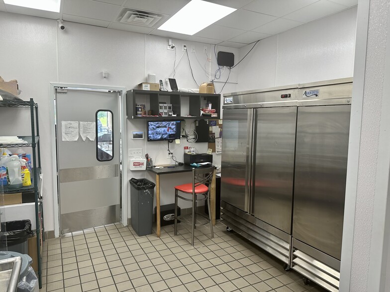 More Photos Of 391 Quill Dr, Dawsonville General Retail For Lease