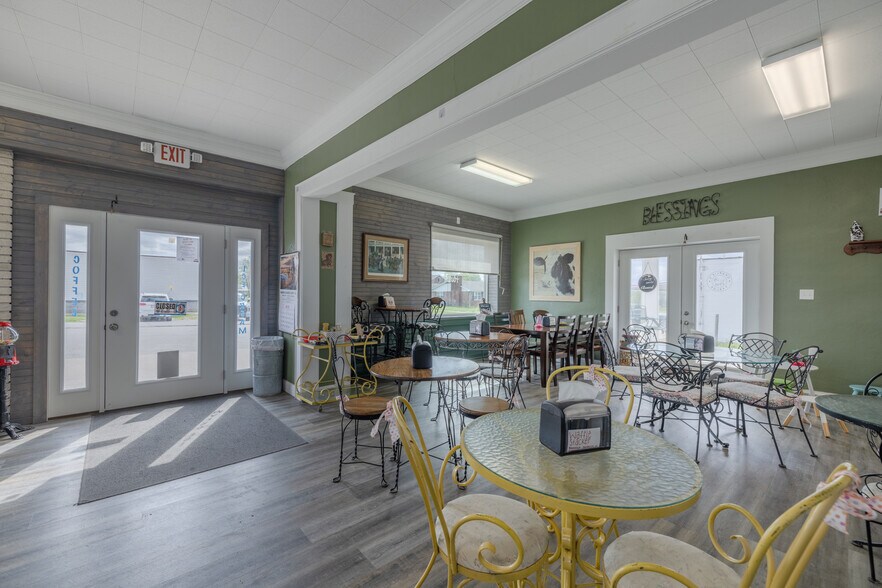 More Photos Of 220 W Lincoln St, Hawk Point General Retail For Sale