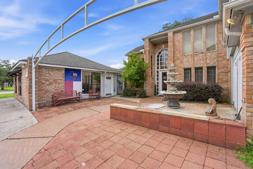 More Photos Of 13700 Lakewood Forest Dr, Houston Office For Sale