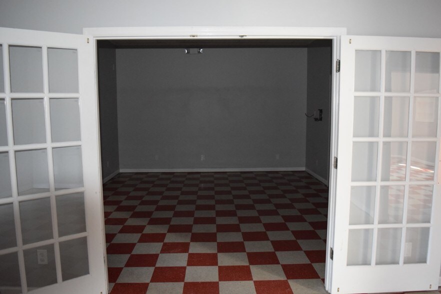 More Photos Of 875 Union St, Shelbyville Storefront Retail Office For Sale