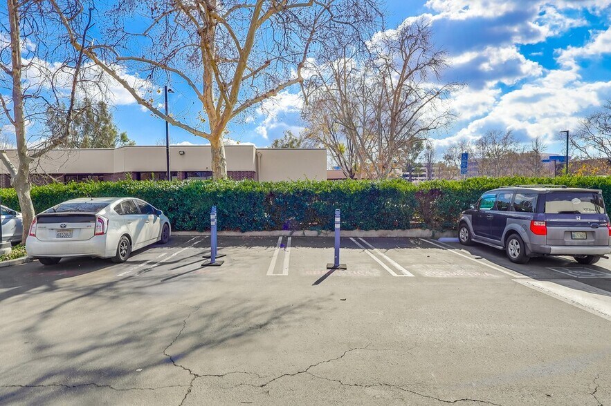 More Photos Of 5947-5951 Variel Ave, Woodland Hills Office For Sale