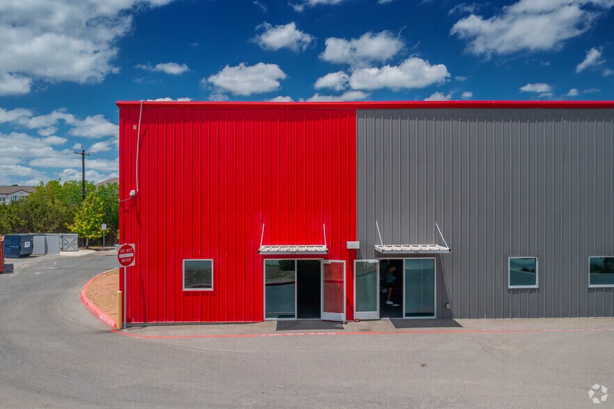 More Photos Of 14886 Tradesman Dr, San Antonio Showroom For Lease