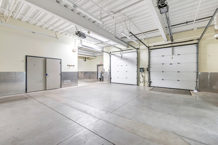 More Photos Of 3500 Packerland Dr, De Pere Office For Lease