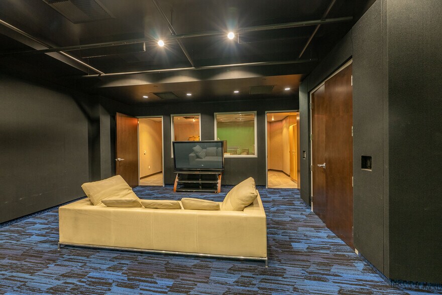 More Photos Of 2960 W Sahara Ave, Las Vegas Office For Lease