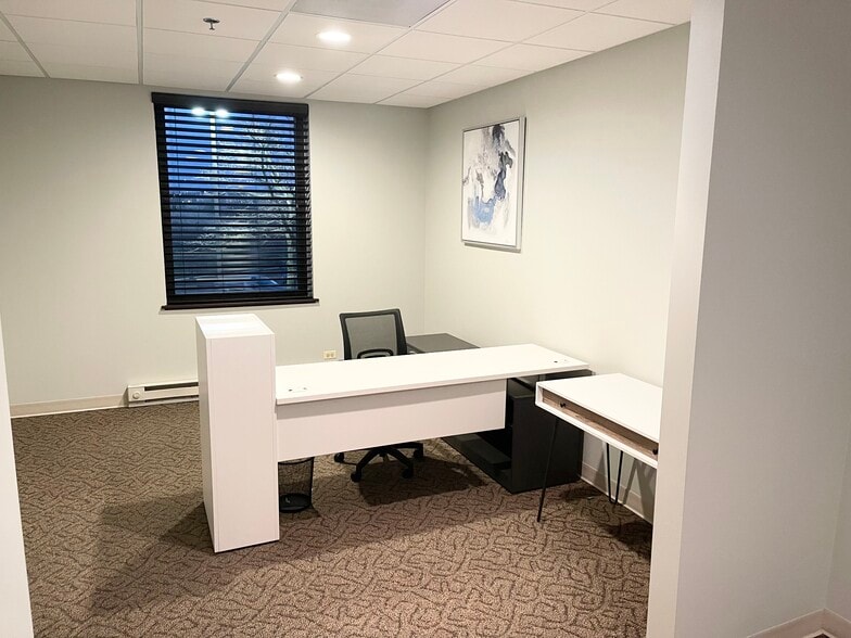 More Photos Of 10700 W Higgins Rd, Rosemont Office For Sale