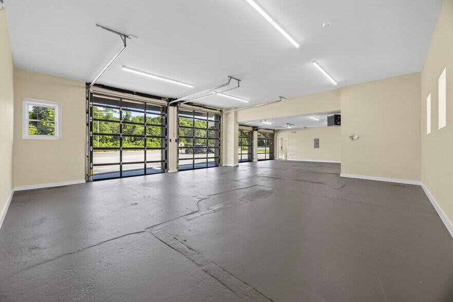More Photos Of 5680 Post Rd, Charlestown General Retail For Lease