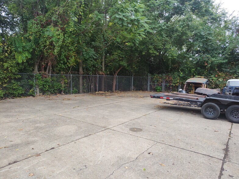 More Photos Of 71 W Walton Blvd, Pontiac Industrial For Sale