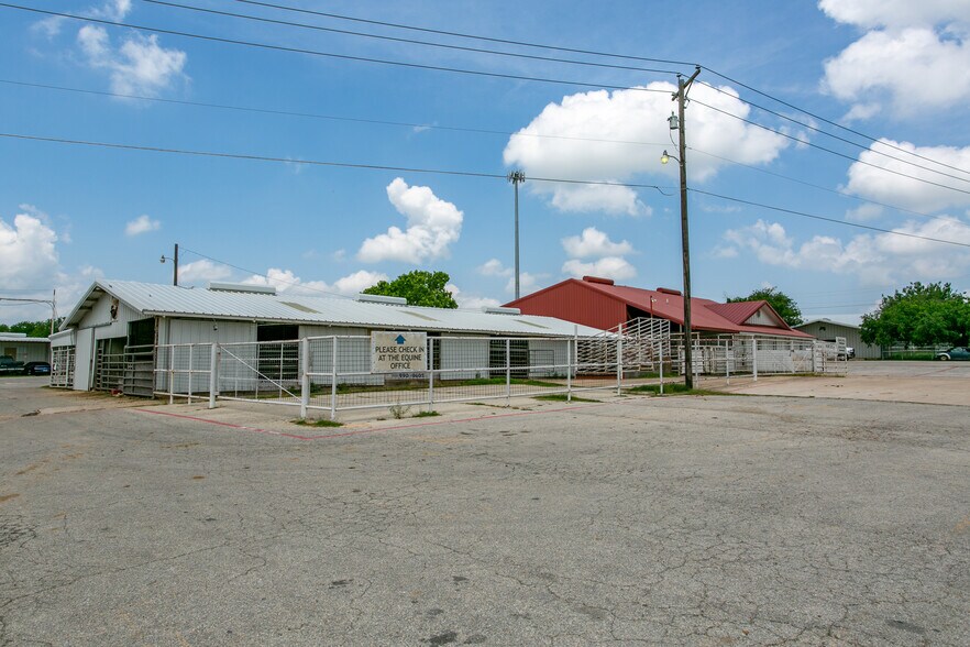 More Photos Of 600 W US Highway 290, Elgin Veterinarian Kennel For Sale