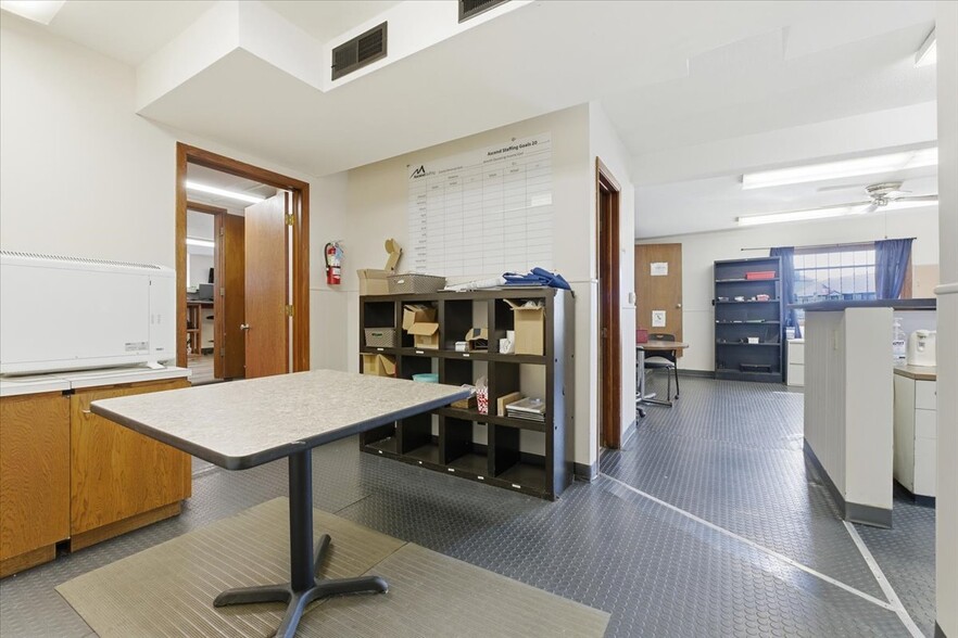 More Photos Of 1824 2nd Ave, Council Bluffs Office For Lease