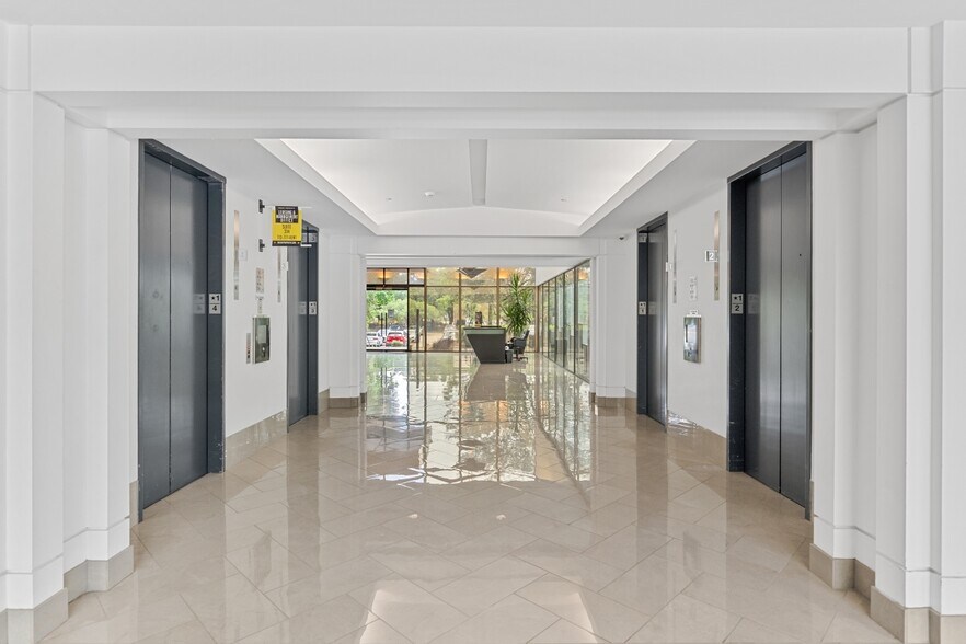 More Photos Of 2401 Fountain View Dr, Houston Office For Sale