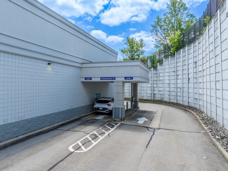 More Photos Of 513 Perry Hwy, Pittsburgh Drugstore For Sale