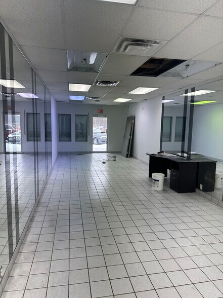 More Photos Of 6507-6511 Bowness Rd NW, Calgary Storefront For Lease