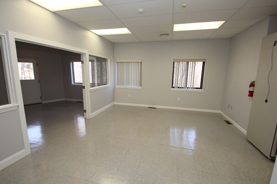 More Photos Of 87 Main St, North Reading Light Manufacturing For Sale