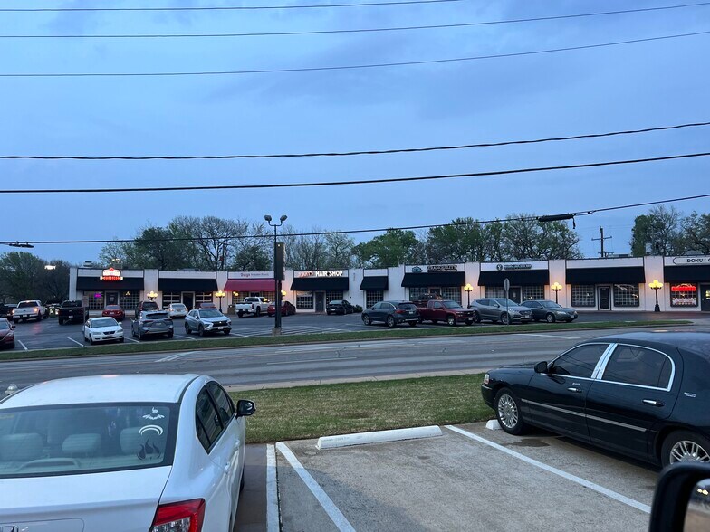 More Photos Of 220 N Walnut Creek Dr, Mansfield Unknown For Lease