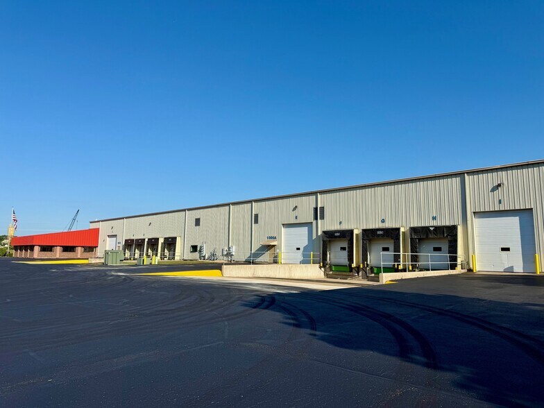 More Photos Of 1010 Strohmeyer Dr, Neenah Manufacturing For Lease