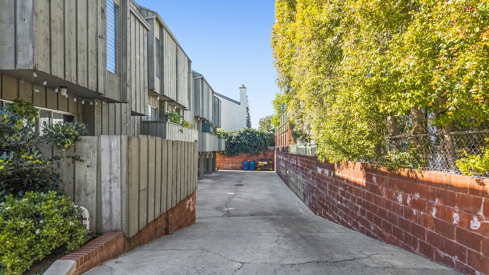 More Photos Of 11607 Acama St, Studio City Apartments For Sale