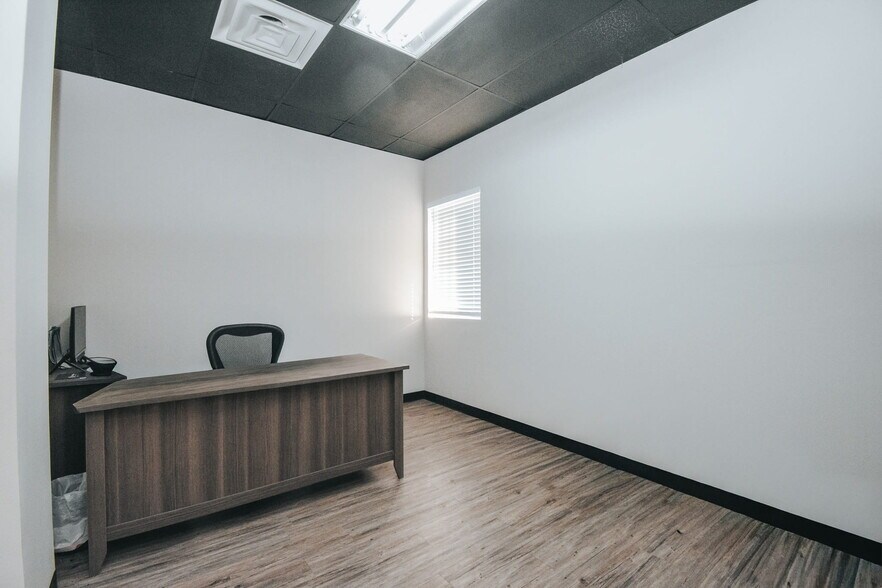 More Photos Of 13102 N Navarro St, Victoria Flex For Sale