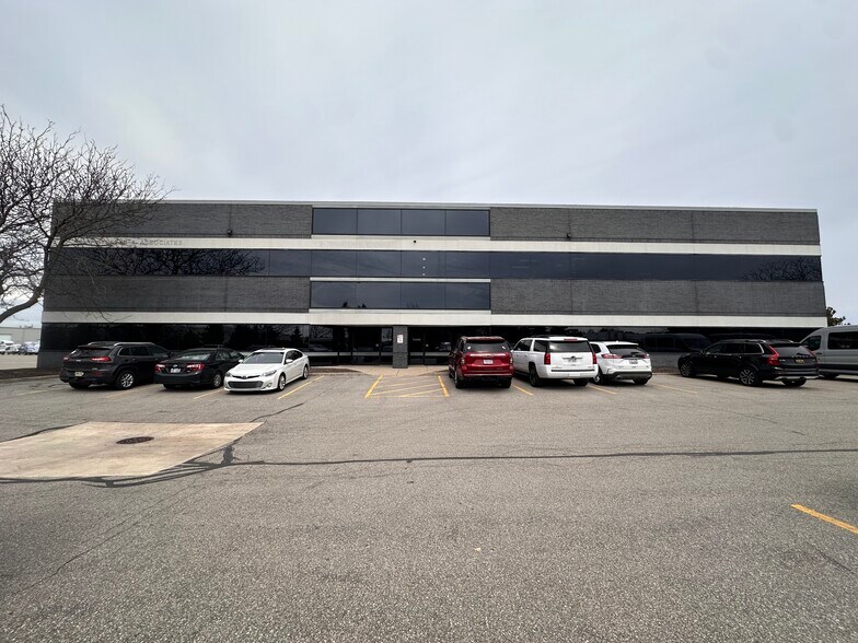 More Photos Of 4595 Broadmoor Ave SE, Grand Rapids Light Manufacturing For Lease