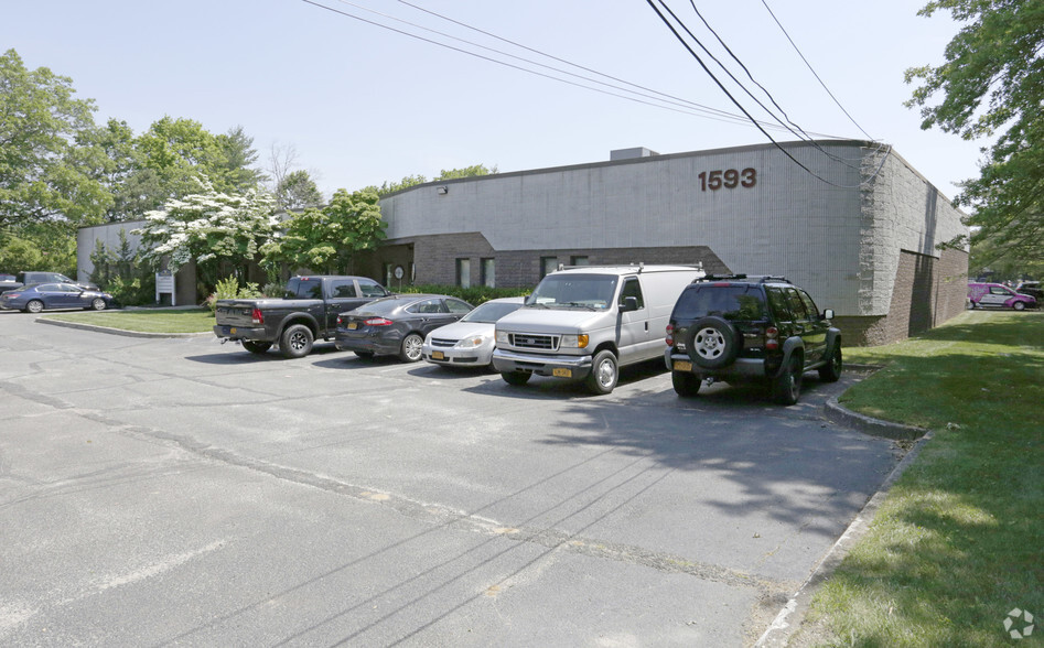 Primary Photo Of 1593 Locust Ave, Bohemia Showroom For Lease