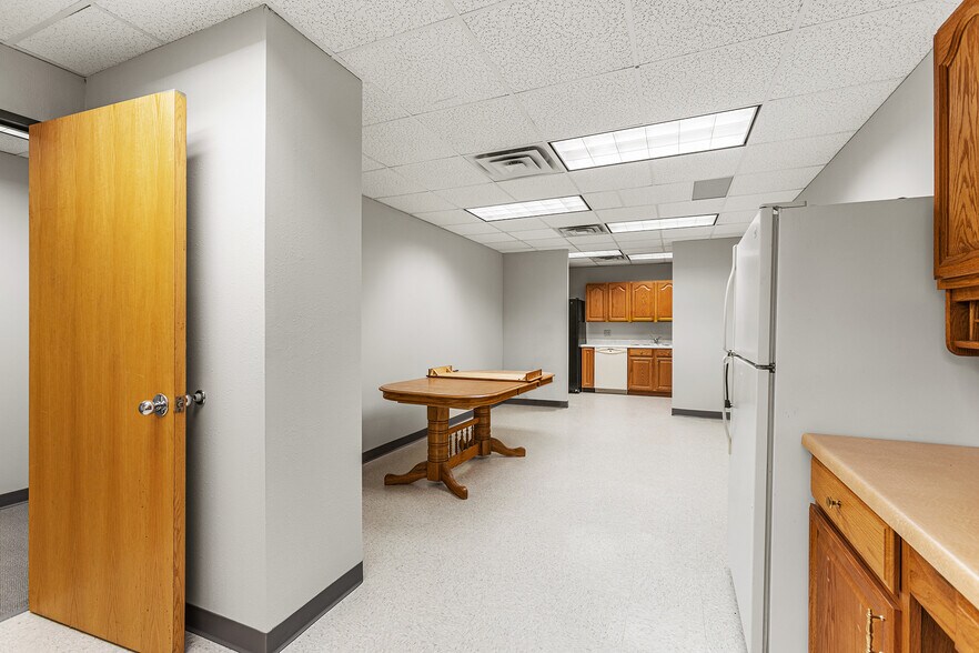 More Photos Of 8330-8350 Meadow Rd, Dallas Office For Sale