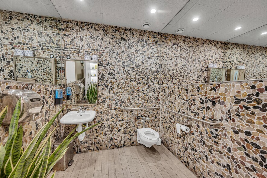 More Photos Of 815 NE 13th St, Fort Lauderdale Freestanding For Sale